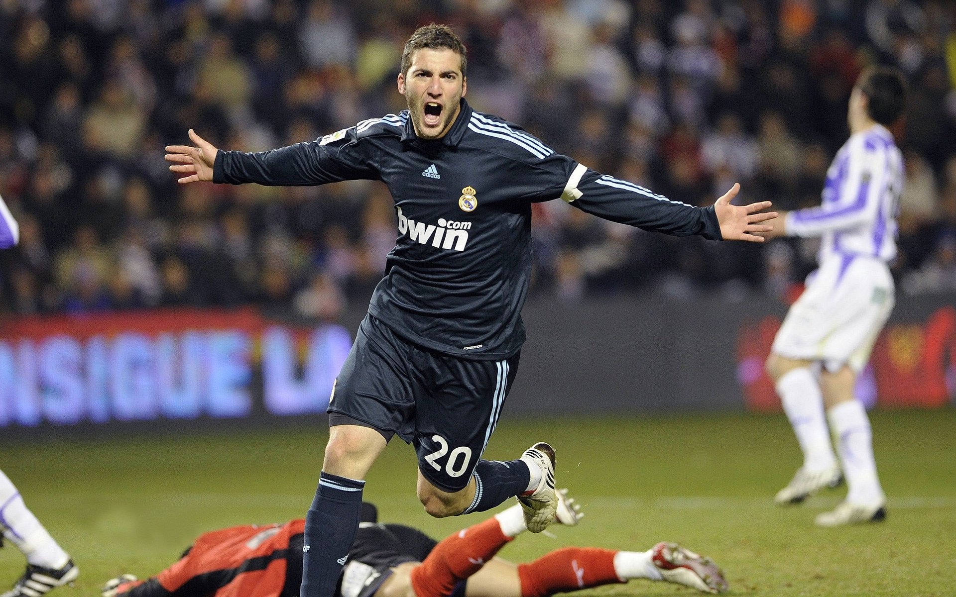 西甲:马德里双雄再度展开激烈追分战,积分差距缩小,马德里竞技西甲夺冠